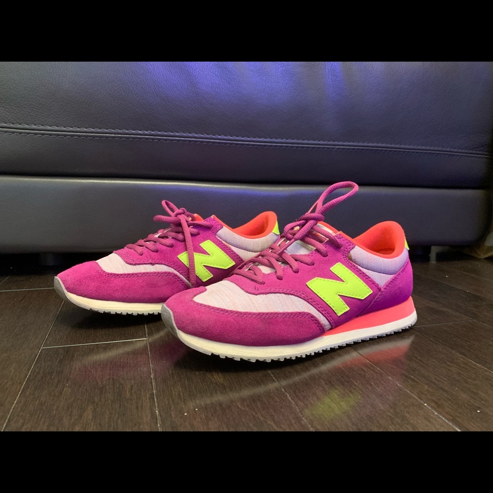 Selling new balance original sneakers.